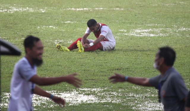 Sikap sportif dan persaudaraan selalu ditanamkan Coach Tony Ho seperti saat melawan PSID Jombang meski bertensi tinggi (Nanang Priyo Basuki)