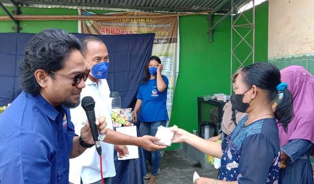 Ketua DPD Partai NasDem, Lutfi Mahmudiono saat serahkan doorprize didampingi Kasatgas, Khusnul Arif (Kintan Kinari Astuti)