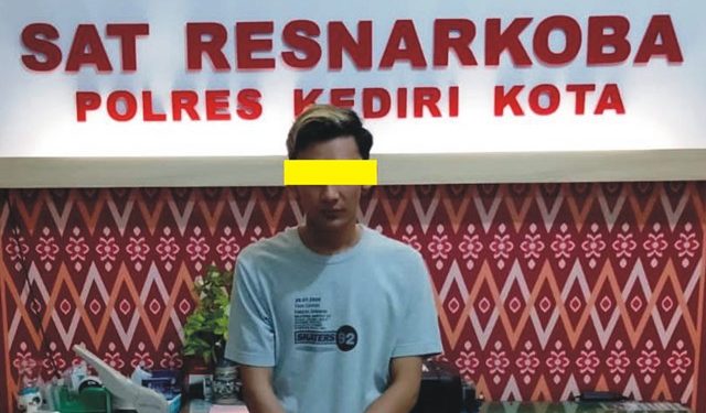 Tersangka saat diamankan di Satresnarkoba Polres Kediri Kota (humas)