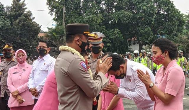 Serah terima jabatan Kapolres Kediri di Halaman Mapolres Kediri (Kintan Kinari Astuti)