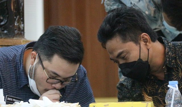 Mas Dhito dan Pipin saat rapat pemberian nama Pendopo Panjalu Jayati (Nanang Priyo Basuki)