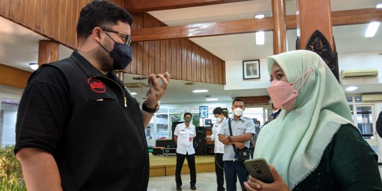 Mas Dhito terlihat langsung menelpon Plt. Kadinkes dr. Ahmad Chotib sambil didengarkan Indana (Kintan Kinari Astuti)