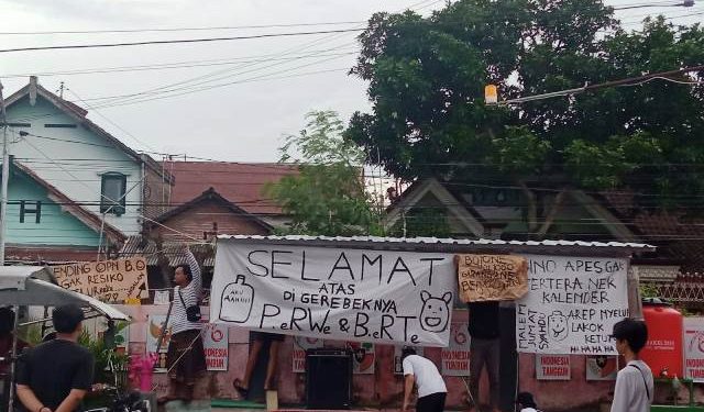 Spanduk bertuliskan tudingan Pak RW dan Pak RT diduga selingkuh (istimewa)