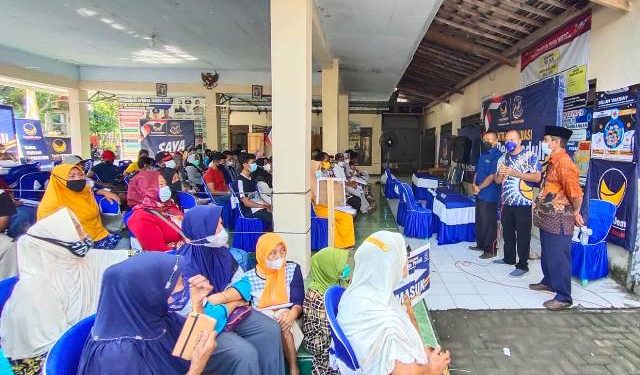 Suasana vaksinasi digelar Partai NasDem di Balai Desa Klampisan Kecamatan Kandangan (NasDem)