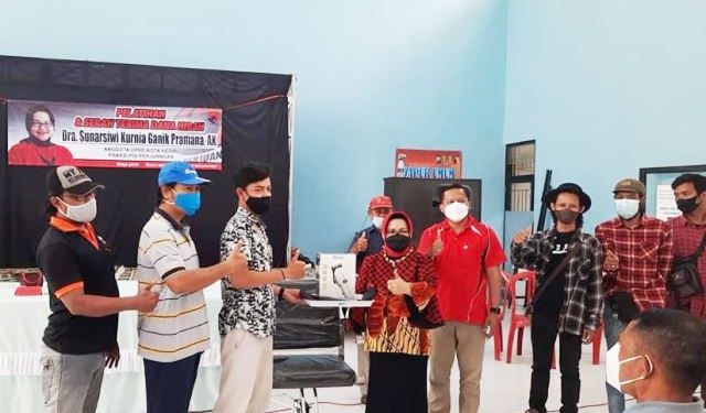 Penyerahan hibah peralatan rias pengantin dan usaha potong rambut dari Bunda Ganik (Kintan Kinari Astuti)