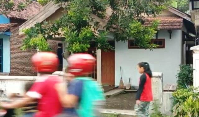 Suasana rumah kontrakan RH terlihat sepi pasca penggeledahan (Kintan Kinari Astuti)