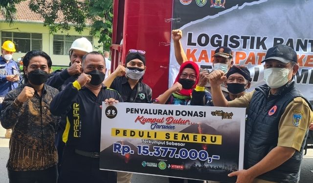 Saat penyerahan donasi diterima Kalaksa BPBD Slamet Turmudi (istimewa)