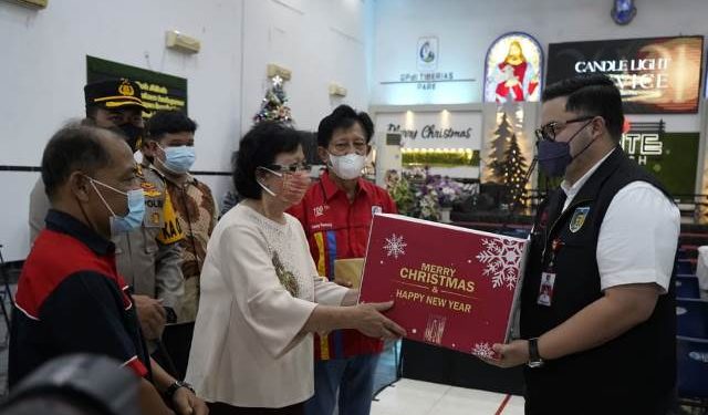 Bupati Mas Dhito saat mengecek kesiapan gereja jelang perayaan natal (Kominfo)