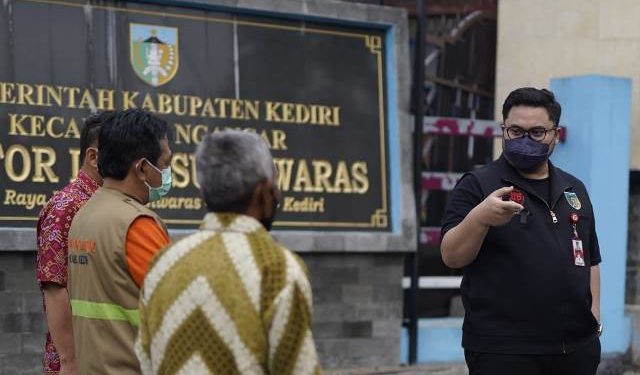 Mas Dhito saat mendengarkan langsung keluhan sejumlah warga setempat (Kominfo)