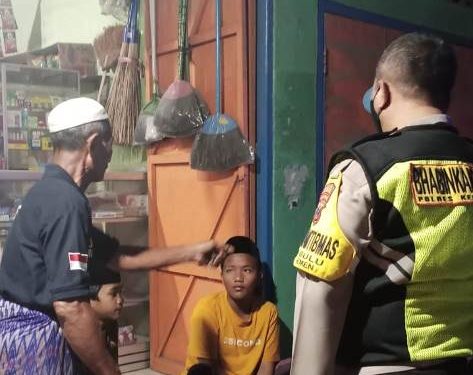 Petugas Polsek Semen saat menemui kedua korban perampasan (istimewa)