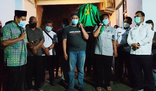 Wali Kota Kediri Mas Abu saat memberangkatkan jenasah dari rumah duka (istimewa)