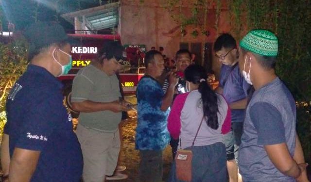Anggota Polres Kediri bersama Polsek Pare saat mendatangi lokasi kejadian (humas)