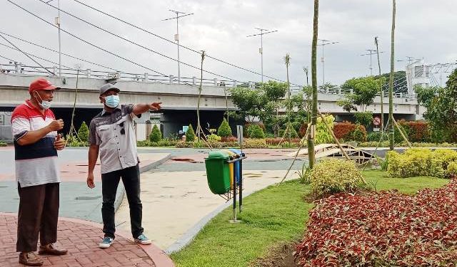 Kepala DLHKP, Anang Kurniawan saat melakukan sidak di Taman Brantas (Kintan Kinari Astuti)