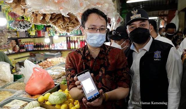 Wakil Menteri Perdagangan, Jerry Sambuaga meninjau pelaksanaan protokol kesehatan dan penerapan digitalisasi pasar rakyat di Pasar Wonokromo, Kota Surabaya, Jawa Timur (dok. humas)
