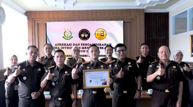 Penganugerahan WBK 2021, Kajari Sofyan Selle didampingi para Kasi dan Kasubagbin serta para pegawai Kejaksaan Negeri Kota Kediri (penkum)