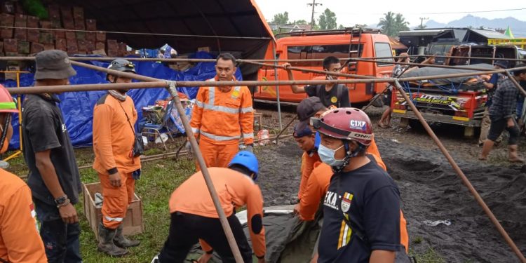 Mendirikan tenda untuk pengungsi Erupsi Gunung Semeru (Roy Kurnia)