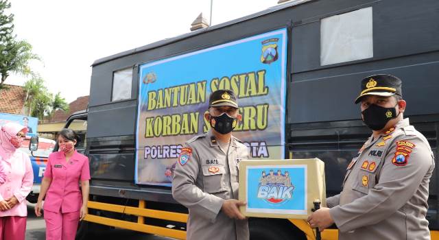 Kapolres Kediri Kota AKBP Wahyudi melepas tim peduli erupsi Gunung Semeru (polres)