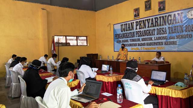 Suasana ujian perangkat desa di Balai Desa Badas (Kintan Kinari Astuti)