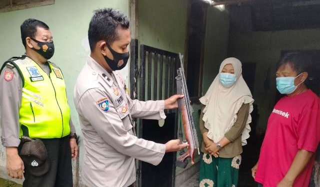 Polisi mengamankan barang bukti senapan angin (Polres)