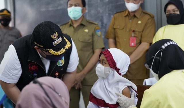 Mas Dhito saat kunjungi vaksinasi di SDN Krandang I Kecamatan Kras (kominfo)