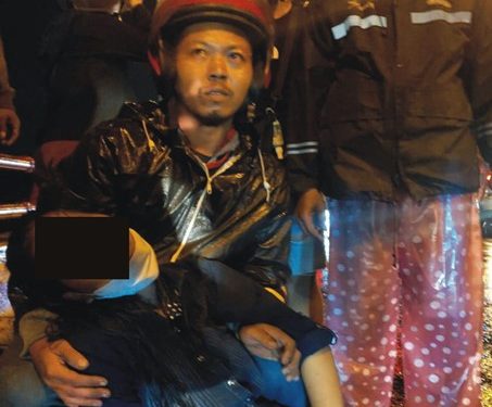Pelaku percobaan bunuh diri saat berhasil diamankan hendak melompat ke Sungai Brantas (istimewa)