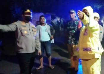 Kapolres Kediri Kota, AKBP Wahyudi saat berada di lokasi banjir Desa Grogol (humas)