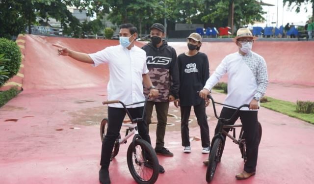 Gubernur Jabar Ridwan Kamil bersama Wali Kota Kediri Abdullah Abu Bakar berada di Taman Brantas (humas)