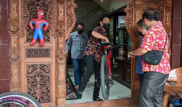 Tim penyidik saat mengamankan barang bukti sepeda dari rumah Triyono Kutut (Kintan Kinari Astuti)