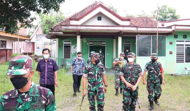 Danrem 082 CPY, Kol. Inf. M. Daryanto saat meninjau lokasi baru Koramil Mojo (Pendim)