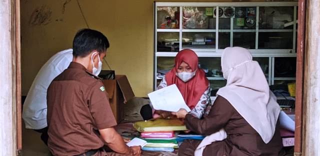 Penyidik Pidsus Kejari Kota Kediri saat memeriksa dokumen di rumah Pipit Puji Rahayu, merupakan TKSK Pendamping Wilayah Kecamatan Mojoroto (Kintan Kinari Astuti)
