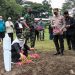 Suasana pemakaman di TMP Pare (Kintan Kinari Astuti)