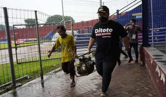 Mas Dhito membantu angkat diesel penyedot air (Kominfo)