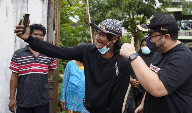 Mas Dhito saat berkunjung ke rumah Abdul Tholib (Kominfo)