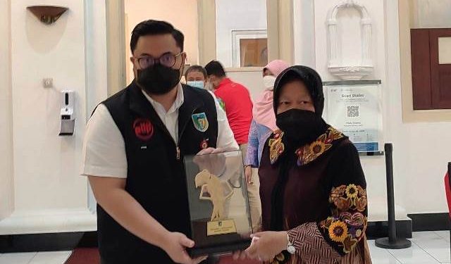 Secara simbolik Mas Dhito berikan kenangan Wayang Dewi Sekartaji kepada Mensos Risma (Nanang Priyo Basuki)