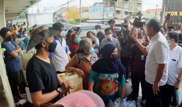 Mendag Muhammad Lutfi  kembali melakukan sidak  ke pasar Tambakrejo Surabaya (dok humas)