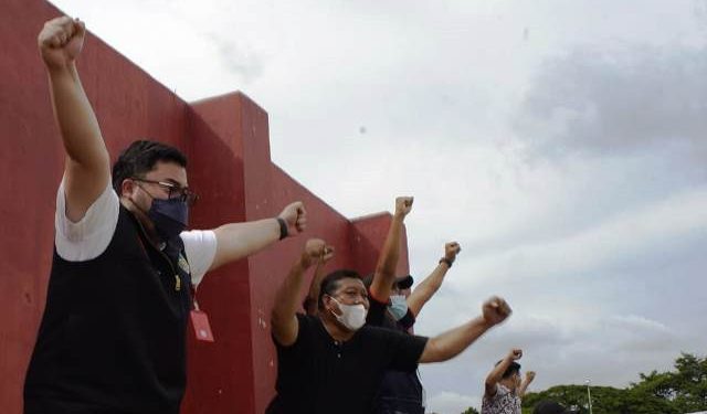 Mas Dhito bersama Dodi Purwanto, Ketua DPRD Kabupaten Kediri merayakan kemenangan Persedikab (Kominfo)