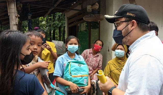 Mas Dhito saat menyapa sejumlah warga di Dusun Manyaran (Kintan Kinari Astuti)