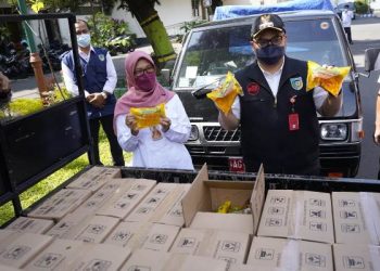 Bupati Mas Dhito melepas distribusi minyak goreng (Kintan Kinari Astuti)