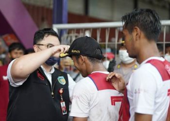Bupati Mas Dhito memberikan kado topi dinas kepada sang kapten Persedikab Khanafi (Kominfo)