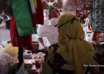Mendag Muhammad Lutfi meninjau pasar Pasir Gintung di Bandar Lampung, Provinsi Lampung. (dok humas)