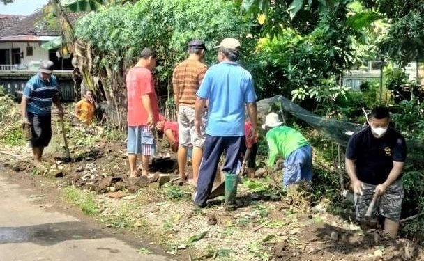 Dodi Purwanto diantara warga membersihkan selokan (istimewa)