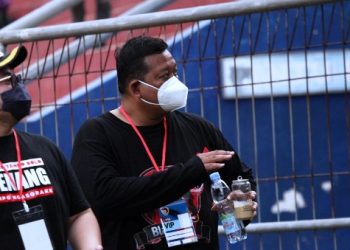 Mas Dhito dan Dodi Purwanto saat menyaksikan laga Persedikab melawan YOB Belawan (Nanang Priyo Basuki)