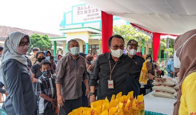 Hadi Sulistyo, Kadis Pertanian dan Ketahanan Pangan Provinsi Jatim didampingi Tutik Purwaningsih, Plt. Kadis Ketahanan Pangan dan Peternakan Kabupaten Kediri (Kintan Kinari Astuti)