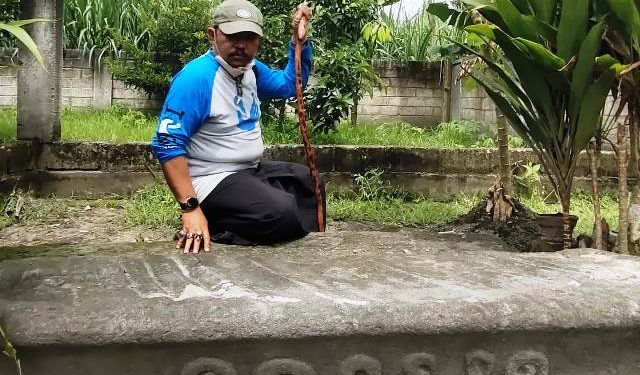 Ketua DK4 Kediri, Gus Barok saat meneliti kerusakan situs (istimewa)
