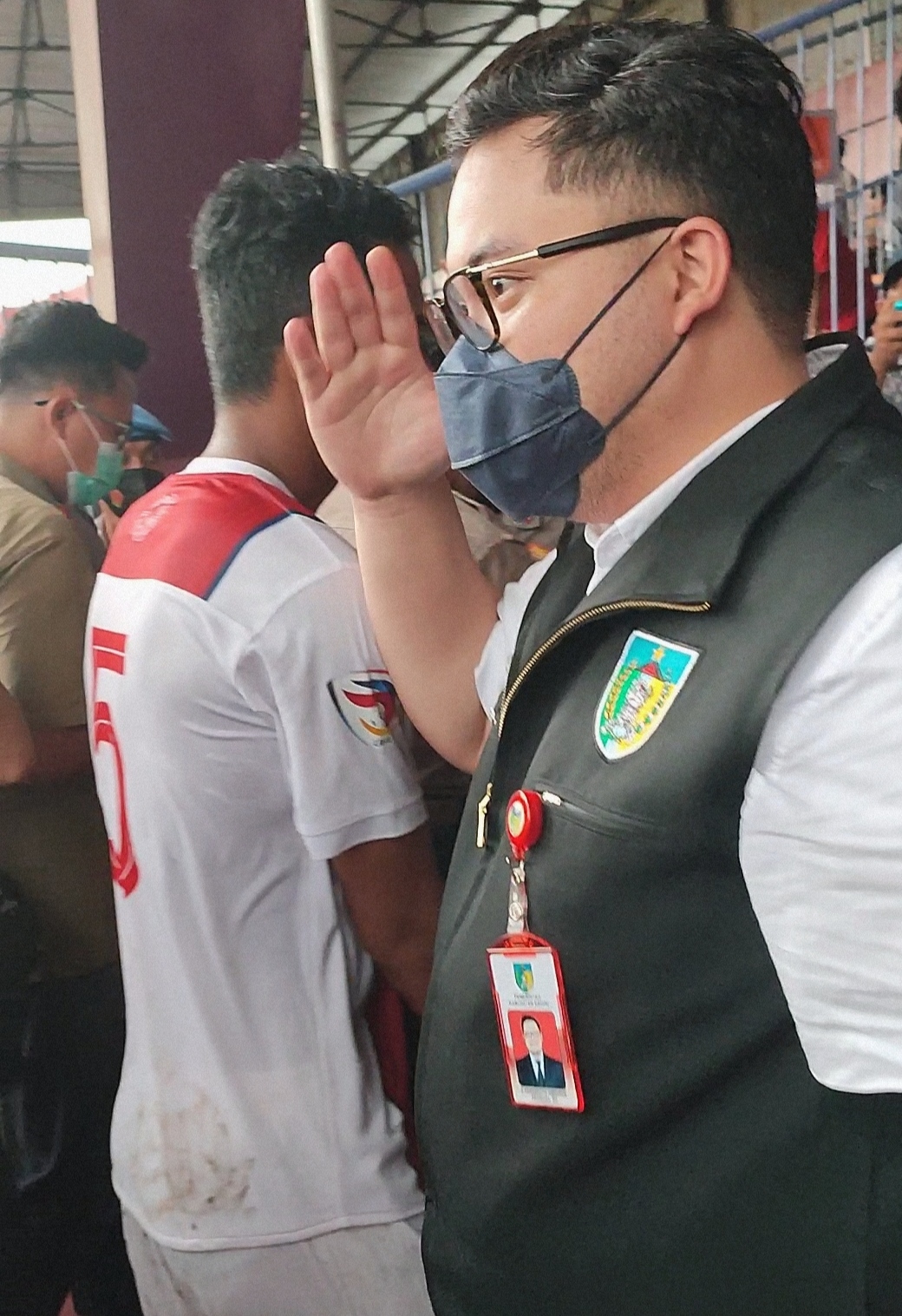 Mas Dhito memberikan hormat kepada Joko Supriyanto (Nanang Priyo Basuki) 