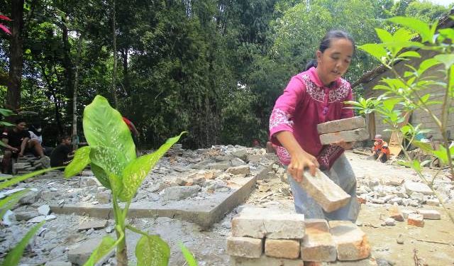 Pembangunan pondasi mulai dilakukan tim dari PUPR Kabupaten Kediri (Kominfo)
