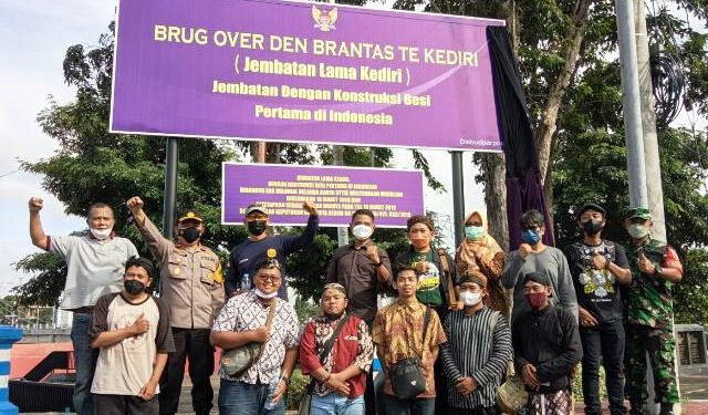 Pemasangan papan nama pada pintu masuk Jembatan Lama (Kintan Kinari Astuti)