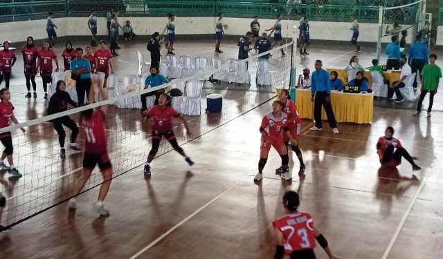 Suasana pertandingan tim putri Kabupaten Kediri melawan tim Kabupaten Magetan (PBVSI)