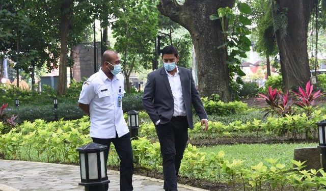 Wali Kota Kediri Abdullah Abu Bakar saat meninjau Hutan Kota Joyoboyo (kominfo)