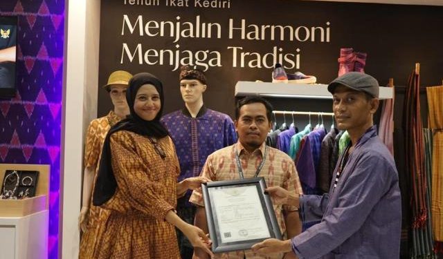 Kota Kediri Mendapatkan Sertifikat HAKI untuk Tenun Ikat Kota Kediri, Bunda Fey Serahkan Pada Perajin di INACRAFT 2022